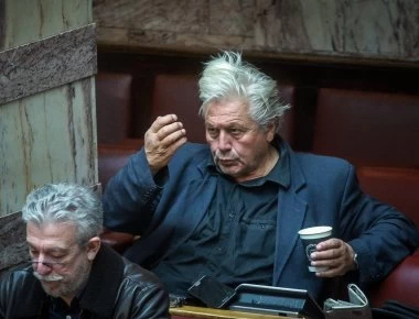 Ατάραχος ο Παπαχριστόπουλος μετά την διαγραφή: Eγαλε καθρεφτάκι και χτενιζόταν στην Βουλή [φωτό]